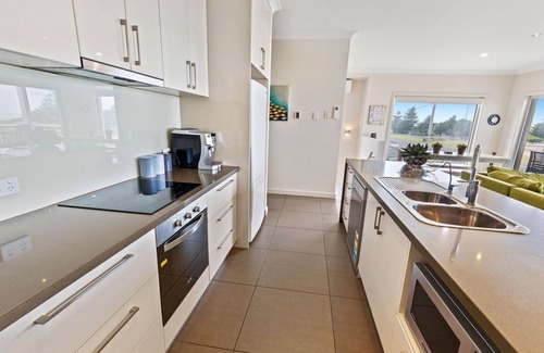 Port Macdonnell Apartment | HORIZONS part of BLUE FIN HOLIDAY HOMES with Stunning Sea Views & Free Wi-Fi