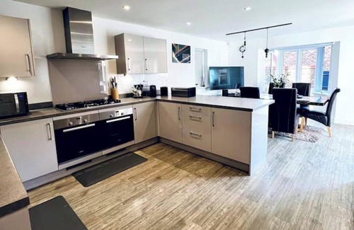 Horley House | Horley Hideaway - 4 Bedroom House- Sleeps 7
