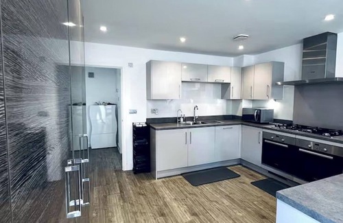 Horley House | Horley Hideaway - 4 Bedroom House- Sleeps 7