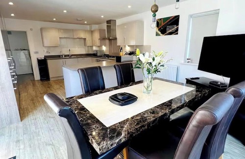 Horley House | Horley Hideaway - 4 Bedroom House- Sleeps 7