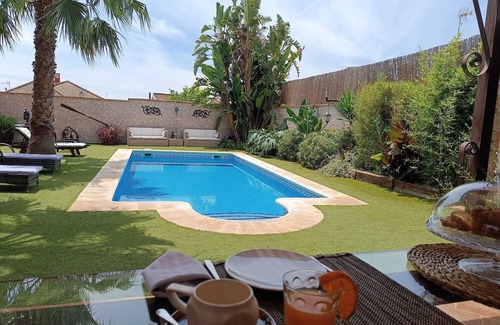 Hornachuelos Ski Chalet | HORNACHUELOS.HOUSE WITH POOL LOS CLAVELES.IDEAL FOR FAMILY AND FRIENDS.