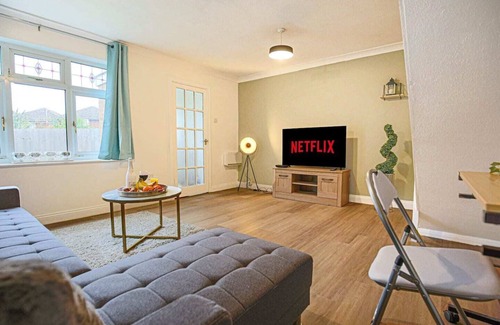 Newport Pagnell House | Hornbeam House with Garden, Parking and Smart TV