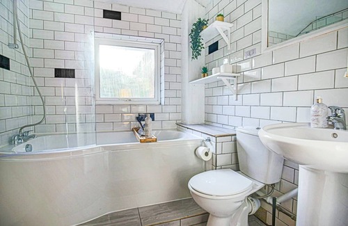 Newport Pagnell House | Hornbeam House with Garden, Parking and Smart TV