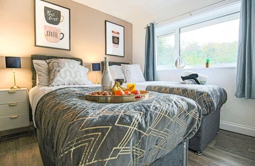 Newport Pagnell House | Hornbeam House with Garden, Parking and Smart TV