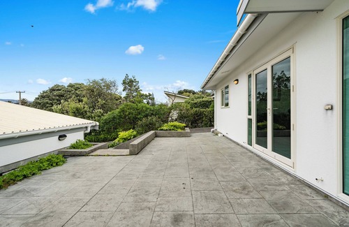 Waikanae House | Hornbill Nest - Waikanae Beach Holiday Home