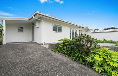Waikanae House | Hornbill Nest - Waikanae Beach Holiday Home