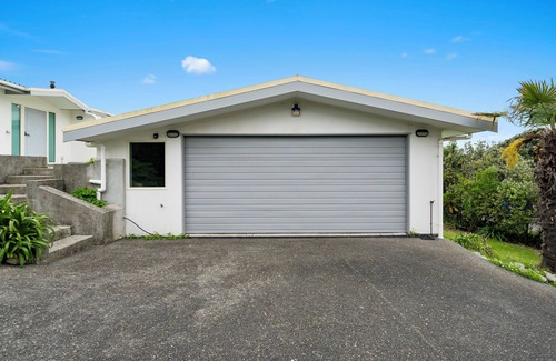 Waikanae House | Hornbill Nest - Waikanae Beach Holiday Home