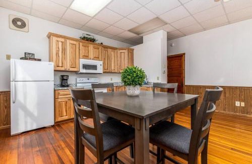 Scales Mound Apartment | Hornet Lodge