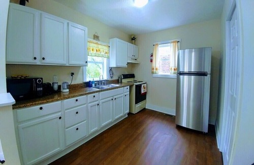 Horse Cave House | Horse Cave Cottage (Sleeps 13) Mammoth Cave 9.4mi