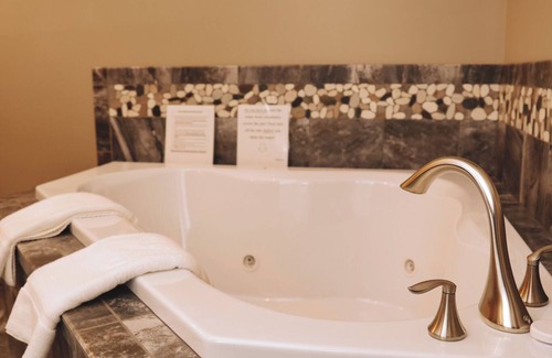 Dundee Cabin | Horse Haven Suite: Luxury Suite in Amish Country, Ohio.