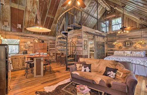 Wimberley Cottage | 'horse Thief Inn' Cabin Retreat w/Deck & Hot Tub!