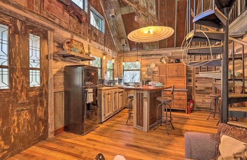 Wimberley Cottage | 'horse Thief Inn' Cabin Retreat w/Deck & Hot Tub!