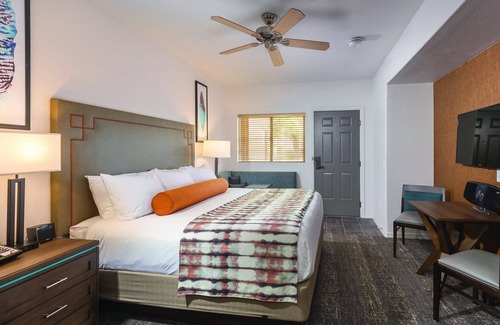 South Scottsdale Resort | Horseback or hike the red rocks!