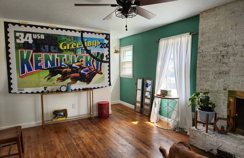 Taylor Berry House | Horsemen-Friendly Cottage in Lucky Horseshoe. 5min walk to Churchill Downs.