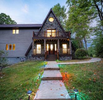 Summerlee House | Horseshoe Acres - Home theater, spa room, hot tub