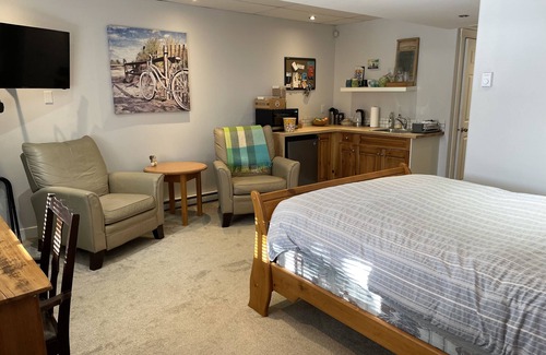 Cougar Creek Bed & Breakfast | Horseshoe Bed and Breakfast: Private, Cozy Bachelor Suite