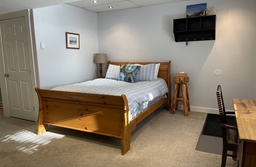 Cougar Creek Bed & Breakfast | Horseshoe Bed and Breakfast: Private, Cozy Bachelor Suite