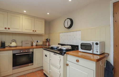 Whichford Cottage | HORSESHOE COTTAGE, pet friendly, with open fire in Hook Norton
