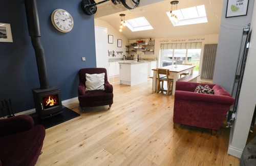 Mynytho Cottage | HORSESHOE COTTAGE, pet friendly, luxury holiday cottage in Abersoch
