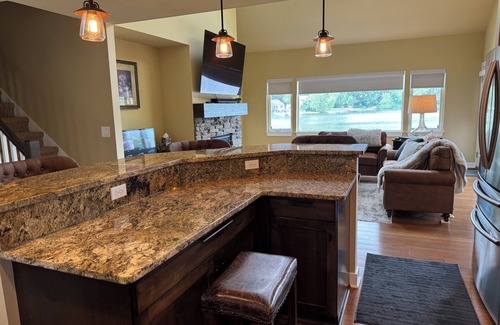 Whitmore Lake House | Horseshoe Lake retreat- 2-bedroom + loft lake house with WiFi and AC.