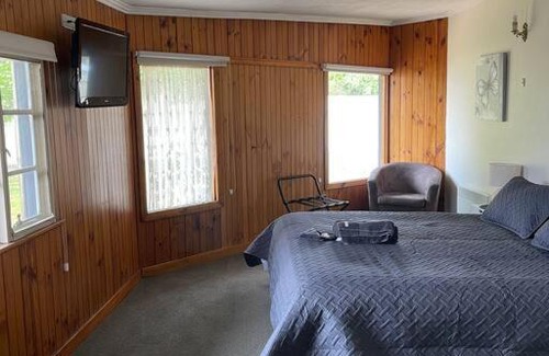 Horsham House | Horsham stayz 4 bedroom home Sleeps upto 10