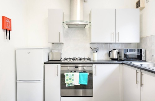 Landore Apartment | Hosea Accommodation - Free Parking!