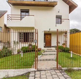 Bacacheri House | Hospedagem Three Little Birds
