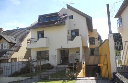 Bacacheri House | Hospedagem Three Little Birds