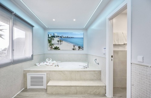 San Juan de Alicante Hotel | Hospedium Hotel Abril