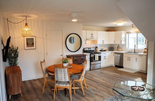 South Central Apartment | Hospital Walking distance/Pandosy Area/Close to Beach 2 bed/2 bath Carriage Home
