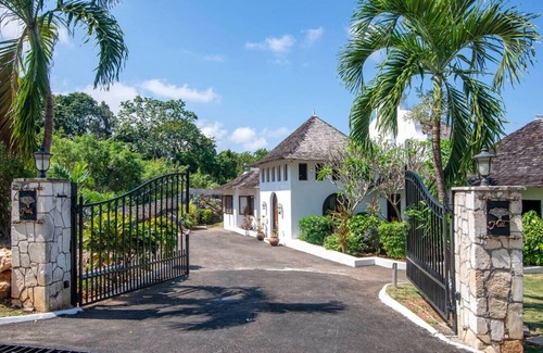 Montego Bay Apartment | Hospitality Expert HALF HILL: Pool, Beach & Chef