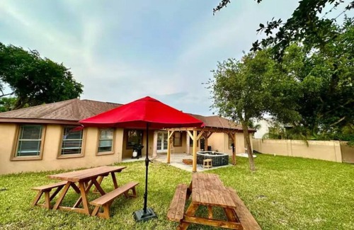 McAllen House | Hospitals/Mall/Airport Minutes away/Comfy King Bed