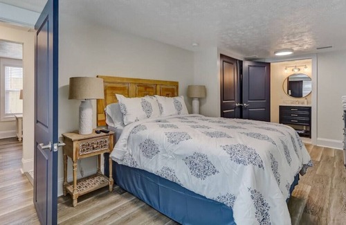 Fairfax House | Hospitals | River| Trendy-Chic Avondale Townhouse