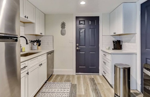 Fairfax House | Hospitals | River| Trendy-Chic Avondale Townhouse