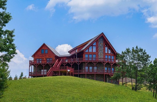 Dobson Cabin | Host a large group on the mountaintop for Events, Retreats, Weddings, & Reunions