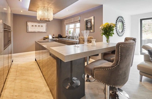 Arnold House | Host & Stay | Casa Feliz