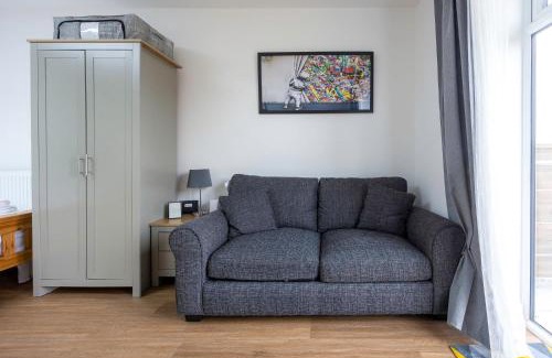 Woodingdean Apartment | Host & Stay - Downland Studio