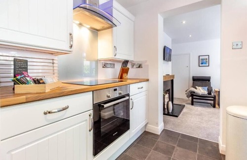 Caterham House | Host & Stay | Farningham Residence