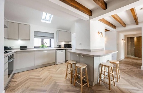 Roughton House | Host & Stay | Fender Cottage