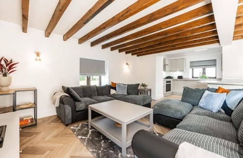 Roughton House | Host & Stay | Fender Cottage