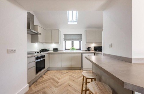 Roughton House | Host & Stay | Fender Cottage
