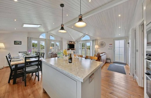 Hundall House | Host & Stay | Mahonia Lodge