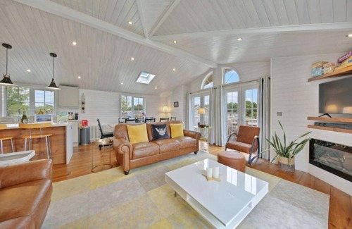 Hundall House | Host & Stay | Mahonia Lodge