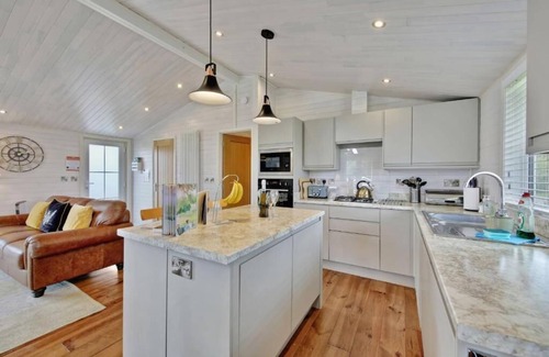Hundall House | Host & Stay | Mahonia Lodge