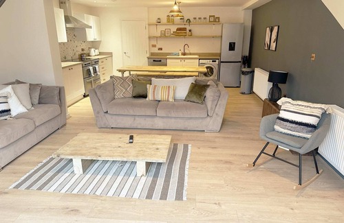 Stroud House | Hosta House A - Cotswolds Cosy 4 Bed Home Near Canal