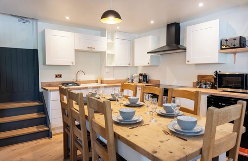 Stroud House | Hosta House - Cotswold's Cosy 5 Bed Home - Pool Table - Near Canal