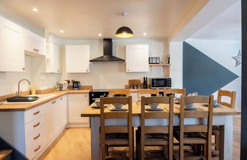 Stroud House | Hosta House - Cotswold's Cosy 5 Bed Home - Pool Table - Near Canal