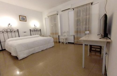 Cabeza la Vaca House | Hostal 2 estrellas -Restaurante Las Tres Encinas EN EL CENTRO DEL PUEBLO