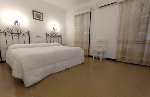 Cabeza la Vaca House | Hostal 2 estrellas -Restaurante Las Tres Encinas EN EL CENTRO DEL PUEBLO
