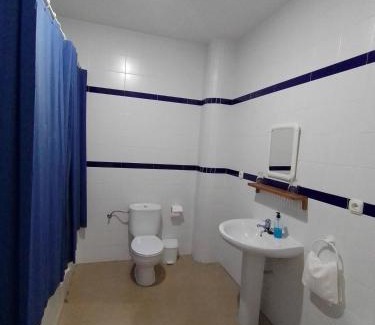 Cabeza la Vaca House | Hostal 2 estrellas -Restaurante Las Tres Encinas EN EL CENTRO DEL PUEBLO